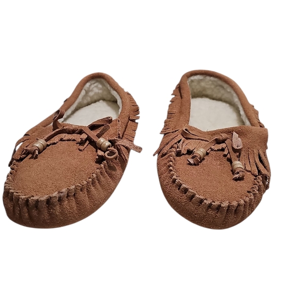 Women’s Brown Suede Moccasin Slippers Size 6 Faux Shearling Lined Cozy Fringe - Picture 4 of 7